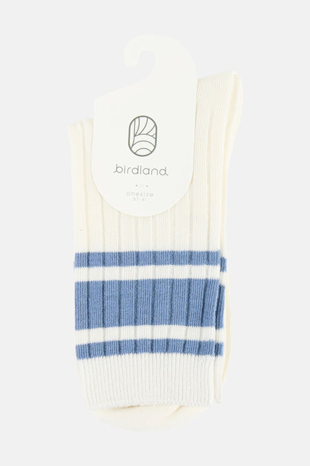 Witte ribgebreide sokken van Birdland met blauwe strepen en een wit label met logo en maat 37-41.
