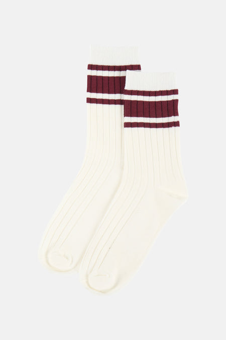 Chaussettes blanc cassé de BIRDLAND avec des rayures bordeaux, une structure côtelée et suspendues à une étiquette blanche.