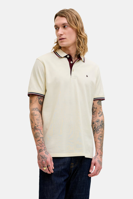 Polo écru de PREMIUM by JACK & JONES, à manches courtes et avec un détail de logo subtil.