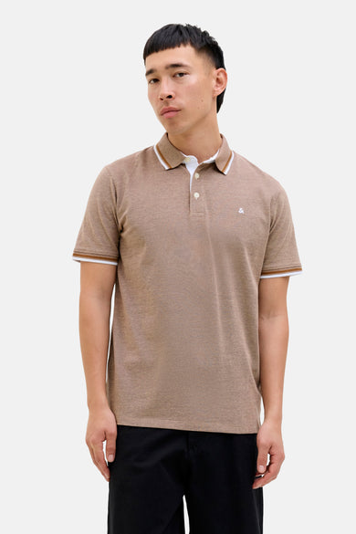 Polo marron à manches courtes de PREMIUM by JACK & JONES, avec des détails rayés sur la patte et les manches.