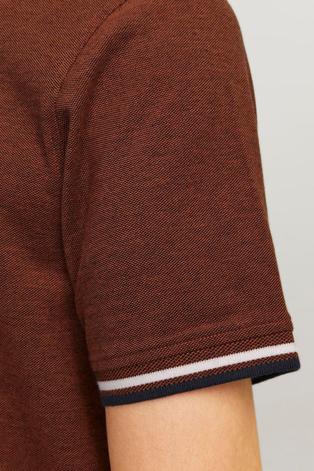 Bruin poloshirt met korte mouwen en wit/blauwe rand.
