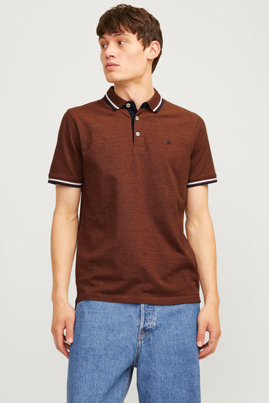 Polo marron à manches courtes de PREMIUM by JACK & JONES, avec une bande blanche sur le col et la fermeture à boutons.