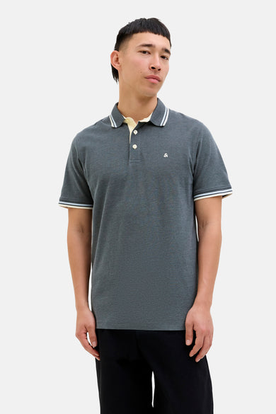 T-shirt gris à manches courtes de PREMIUM by JACK & JONES, avec des accents blancs sur le col et les manches.