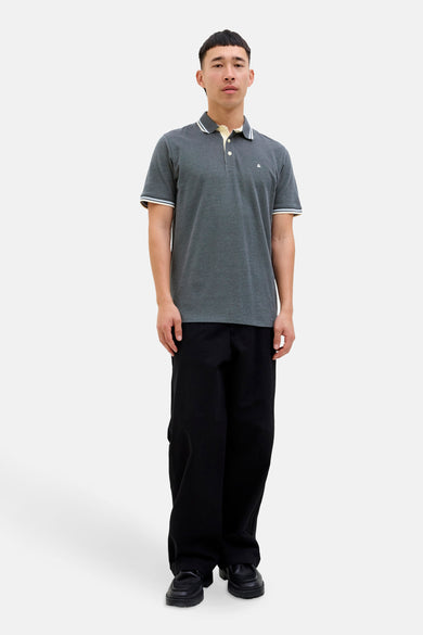 T-shirt gris à manches courtes de PREMIUM by JACK & JONES, avec des accents blancs sur le col et les manches.