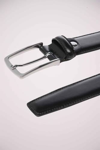 Ceinture noire d'ACCESSORIES BY JACK & JONES, avec une boucle et des rivets argentés le long du bord.