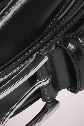 Ceinture noire d'ACCESSORIES BY JACK & JONES, plan rapproché avec une boucle et des coutures argentées le long du bord.