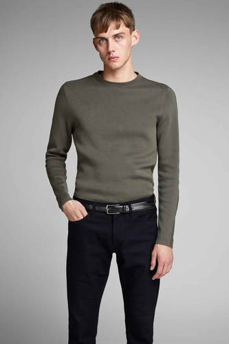 Ceinture noire d'ACCESSORIES BY JACK & JONES, portée avec un pull vert et un pantalon noir.