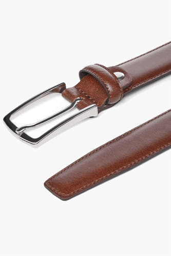 Bruine riem van ACCESSORIES BY JACK & JONES, met zilverkleurige gesp en stiksels.