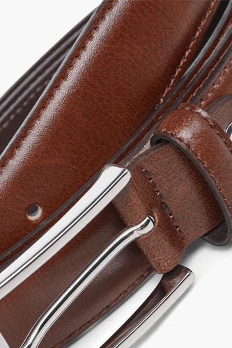 Ceinture brune d'ACCESSORIES BY JACK & JONES, gros plan avec boucle argentée et texture métallique.