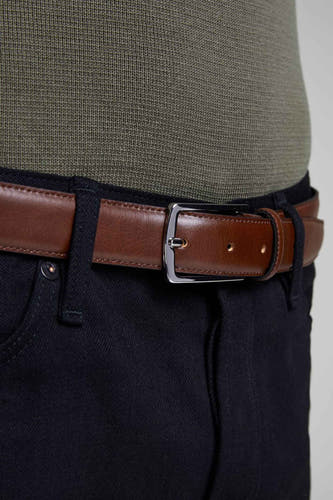 Ceinture brune d'ACCESSORIES BY JACK & JONES, portée avec un pantalon noir et une chemise verte.