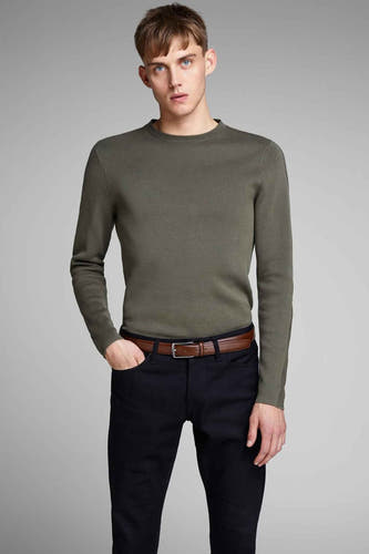 Ceinture brune d'ACCESSORIES BY JACK & JONES, portée avec un pull olive et un jean foncé.