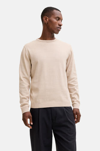 Gilet beige avec col rond de CORE BY JACK & JONES, porté avec une veste en cuir noire et un pantalon noir.