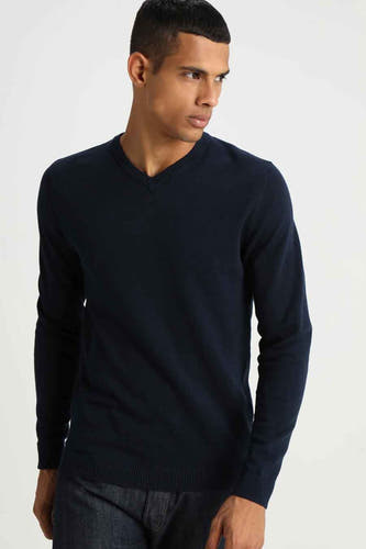 T-shirt bleu de CORE BY JACK & JONES, avec des manches longues et un col V, porté avec un jeans foncé.