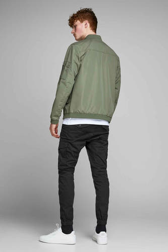 Pantalon de travail noir de JACK & JONES JEANS INTELLIGENCE, avec poches latérales et ourlets ajustables.