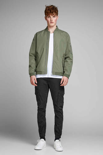 Jean cargo noir de JACK & JONES JEANS INTELLIGENCE, associé à un T-shirt blanc et des baskets blanches.