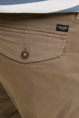 Pantalon de travail brun JACK & JONES JEANS INTELLIGENCE avec poche sur le côté, détail avec bouton et étiquette de marque.