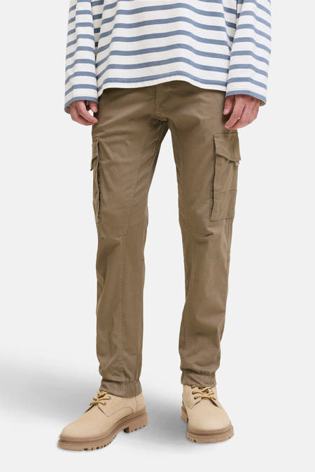 Pantalon de travail brun de JACK & JONES JEANS INTELLIGENCE, avec des poches et des chaussures beige.