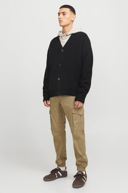 Pantalon cargo brun de JACK & JONES JEANS INTELLIGENCE, avec poches cargo, combiné à un gilet et une hoodie.