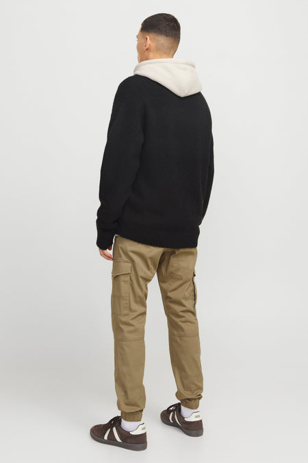 Pantalon de travail brun JACK & JONES JEANS INTELLIGENCE, avec des poches latérales, associé à un pull noir à capuche.