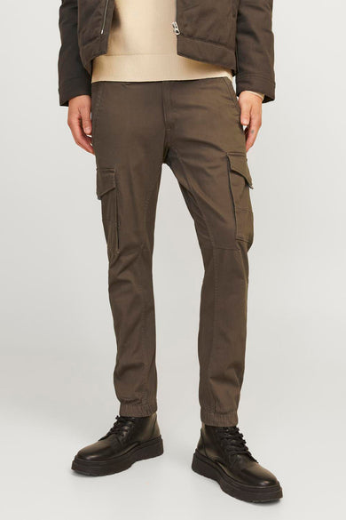 Pantalon cargo brun de JACK & JONES JEANS INTELLIGENCE, avec des poches cargo et des boutons noirs.