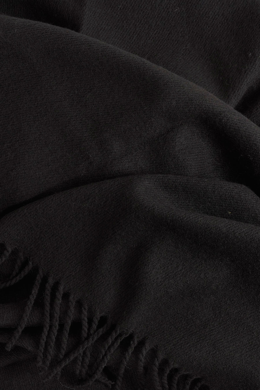 Chapeau d'hiver noir d'ACCESSORIES BY JACK & JONES, avec des franges aux bords et une texture douce.