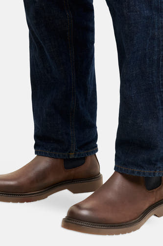Bottes en cuir brun avec côtés élastiques, de ACCESSORIES BY JACK & JONES, portées avec un jean bleu foncé, vue de face
