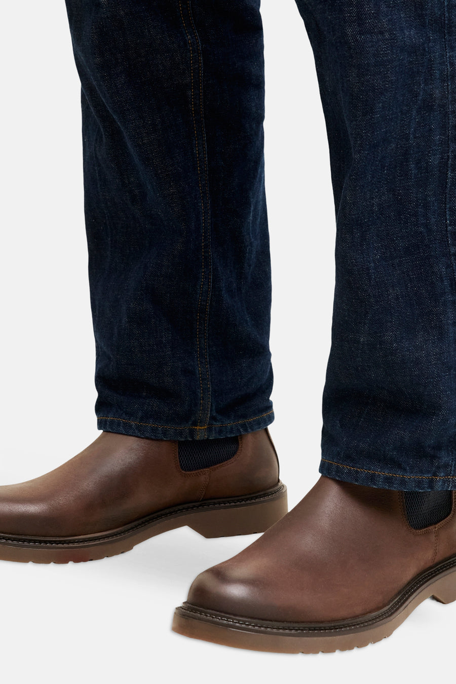 Bottes en cuir brun avec côtés élastiques, de ACCESSORIES BY JACK & JONES, portées avec un jean bleu foncé, vue de face