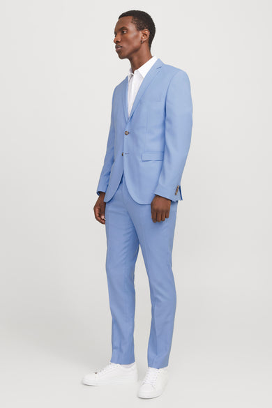 Blauwe blazer van PREMIUM by JACK & JONES, met een witte blouse en witte sneakers.
