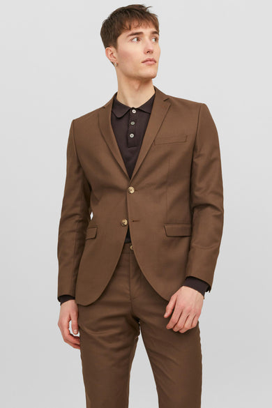 Blazer marron de PREMIUM par JACK & JONES, avec un pantalon et un poloshirt marron foncé, vue de face.