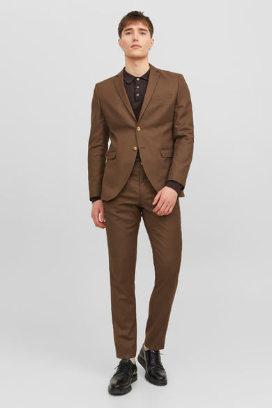 Bruine blazer van PREMIUM by JACK & JONES, met bijpassende broek en donkerbruin poloshirt, staand vooraanzicht.