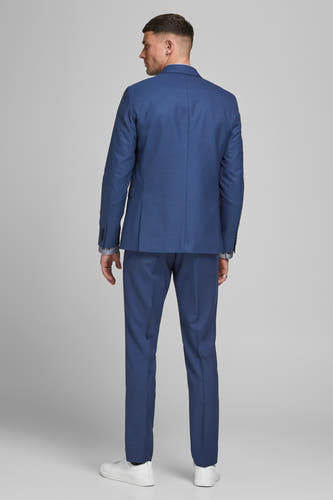 Blazer bleu de PREMIUM par JACK & JONES, vu de de l'arrière, associé à un pantalon et des baskets blanches.