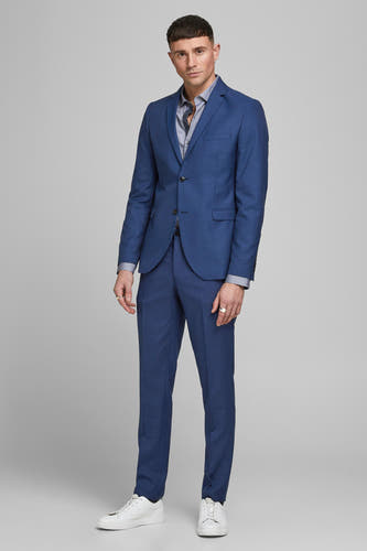 Blazer bleu de PREMIUM par JACK & JONES, avec une subtile texture et porté avec des sneakers blanches.