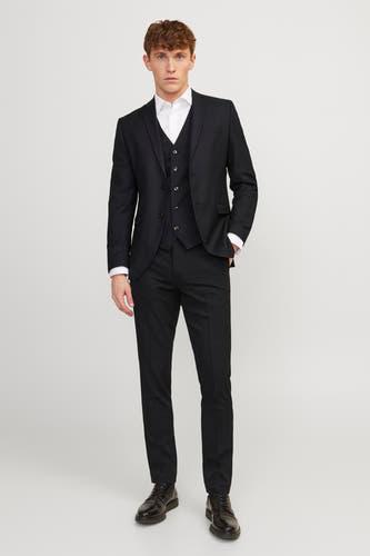 Gilet noir de PREMIUM par JACK & JONES, associé à un costume noir et une chemise blanche.