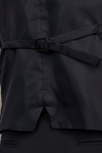 Gilet noir de PREMIUM par JACK & JONES, avec une ceinture ajustable à l'arrière.