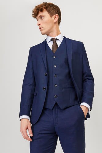 Gilet bleu de PREMIUM par JACK & JONES, porté sous un colbert avec une cravate marron.
