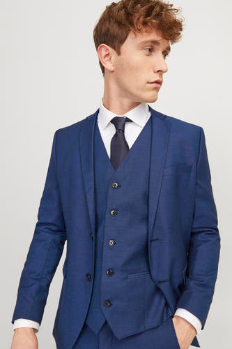Gilet bleu de PREMIUM par JACK & JONES, avec fermeture à boutons et poches, porté sur une chemise blanche et un nœud papillon sombre.