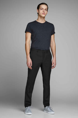 Pantalon de costume noir PREMIUM by JACK & JONES, porté avec un T-shirt gris foncé et des baskets grises.