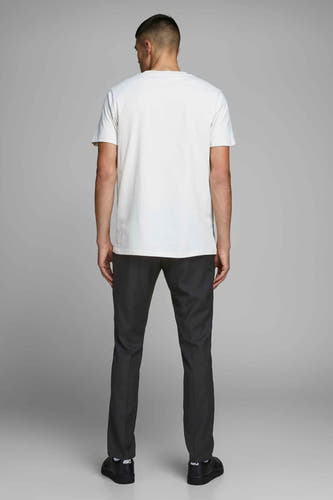 Pantalon de costume noir PREMIUM by JACK & JONES, vu du l'arrière, combiné avec un T-shirt blanc et des chaussures noires.
