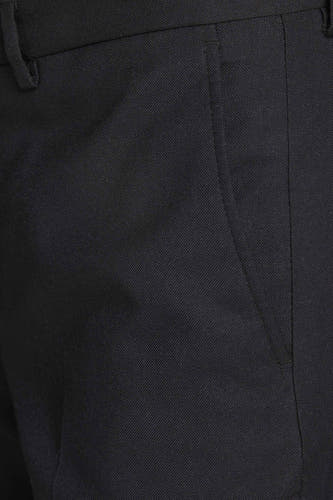 Pantalon de costume noir PREMIUM by JACK & JONES, avec une texture lisse et un détail poche.