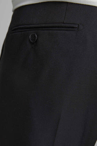 Pantalon de costume noir PREMIUM by JACK & JONES, avec une fermeture à glissière sur la poche arrière.