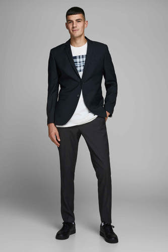 Pantalon de costume noir PREMIUM by JACK & JONES, associé à un T-shirt blanc et des chaussures noires.