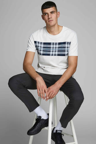 Pantalon de costume noir PREMIUM by JACK & JONES, porté avec des chaussettes blanches et des chaussures en cuir noires.