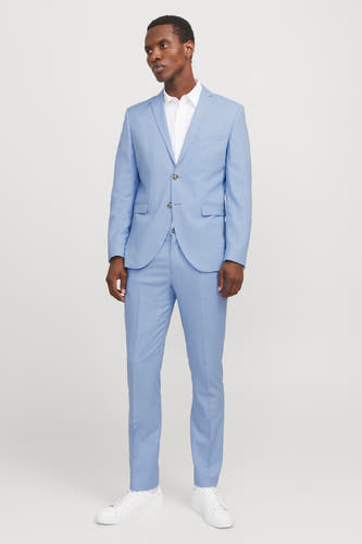 Pantalon de costume bleu clair de PREMIUM by JACK & JONES, avec des baskets blanches et une chemise blanche.