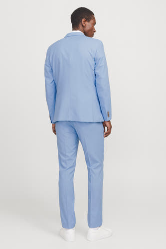 Pantalon de costume bleu clair PREMIUM by JACK & JONES, vu du l'arrière avec un blazer coordonné et des baskets blanches.