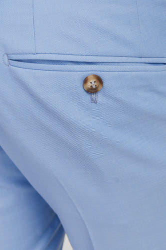Pantalon de costume bleu clair PREMIUM by JACK & JONES, avec un nœud brun sur la poche arrière.