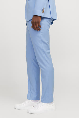 Pantalon de costume bleu clair de PREMIUM by JACK & JONES, avec des baskets blanches et des chaussettes blanches en vue latérale.