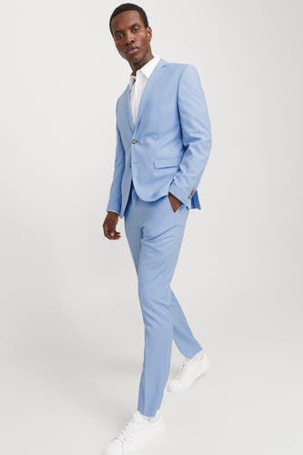 Pantalon de costume bleu clair de PREMIUM by JACK & JONES, associé à une chemise blanche et des baskets blanches.