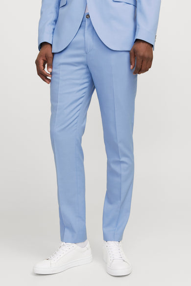 Pantalon de costume bleu clair de PREMIUM by JACK & JONES, avec des plis et des baskets blanches.