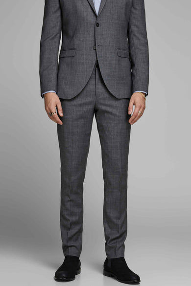 Paquet gris avec des chaussures en suède noire.