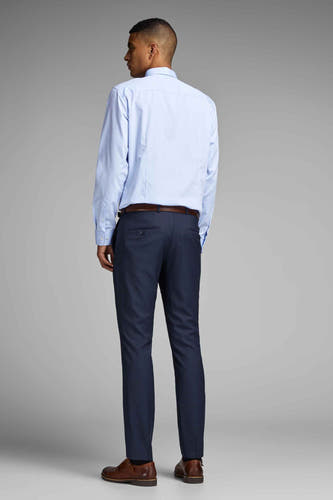 Pantalon de costume bleu PREMIUM by JACK & JONES, avec une ceinture brune et des chaussures en cuir.